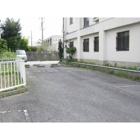 やなぎハイツの駐車場