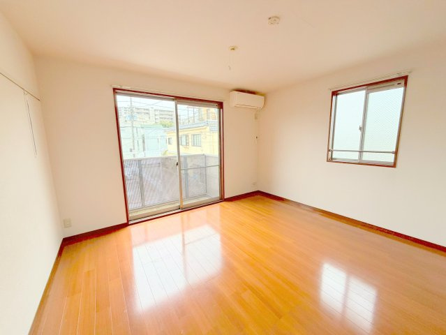 クレールメゾンの居間・リビング|★2面採光★明るいお部屋★