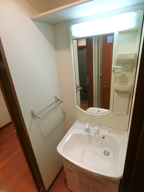 クレールメゾンの洗面所|★上部に収納棚あり★※フルリノベーションで新しい独立洗面台に変更されます。