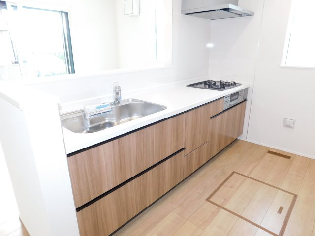 名古屋市中川区下之一色町字松蔭５丁目の新築一戸建のキッチン|◇キッチン◇　　人気の対面式・人造大理石カウンター・浄水機能付水栓・静音仕様シンク・Ｓｉセンサーコンロ（３口）・スローインクローズレール・薄型換気扇・床下収納庫等