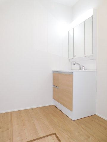 名古屋市中川区下之一色町字松蔭５丁目の新築一戸建の独立洗面台|◇洗面所◇　　三面鏡シャワードレッサー　くもり止めヒーター機能付き