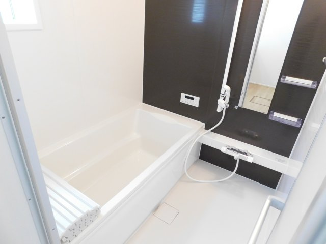 名古屋市中川区下之一色町字松蔭５丁目の新築一戸建の浴室|◇浴室◇　　広い１坪サイズ・浴室暖房乾燥機・追い焚き・保温浴槽・ゆったり浴槽・スライドバーシャワー・オートバス・バリアフリーバス・浴室窓あり