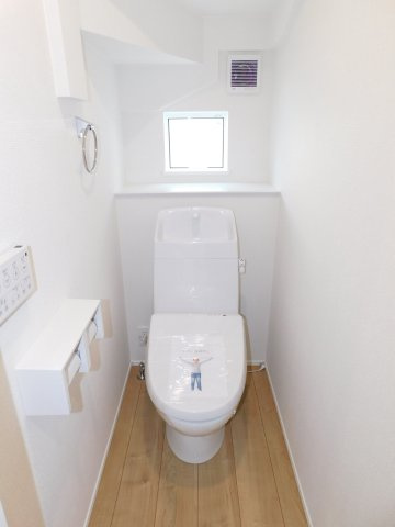 名古屋市中川区下之一色町字松蔭５丁目の新築一戸建のトイレ|◇トイレ◇　　１・２階シャワートイレ　節水タイプ　リモコンパネル付き