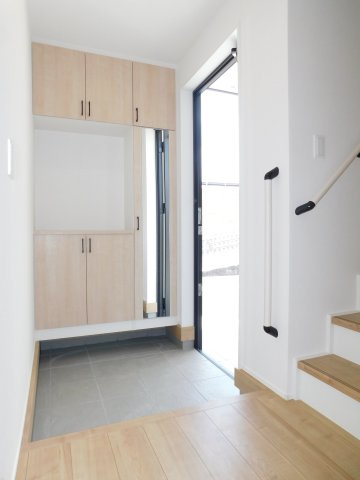 名古屋市中川区下之一色町字松蔭５丁目の新築一戸建の玄関|◇玄関◇　　家族の履物がしっかり収納できます♪　ミラー付き！　　