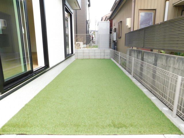 名古屋市中川区下之一色町字松蔭５丁目の新築一戸建の庭|◇庭◇　　南面に人工芝の庭付き♪