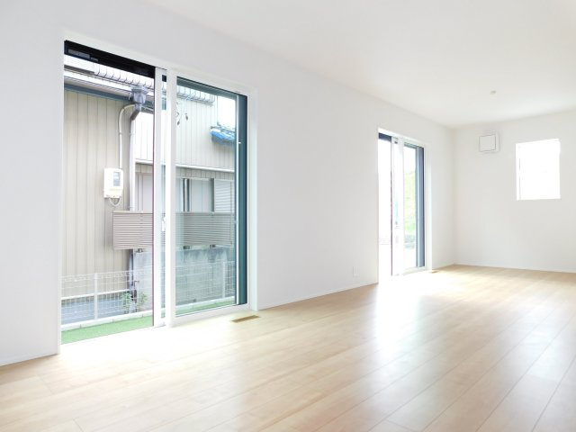 名古屋市中川区下之一色町字松蔭５丁目の新築一戸建の居間・リビング|◇リビング◇　　南面で明るいリビング１７．０帖♪　大きな窓の開放感のあるリビング♪