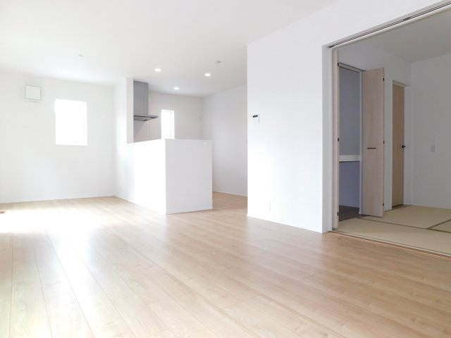 名古屋市中川区下之一色町字松蔭５丁目の新築一戸建の居間・リビング|◇リビング◇　　南面で明るいリビング１７．０帖　隣の和室と続き間で２１．５帖の広々空間になります♪