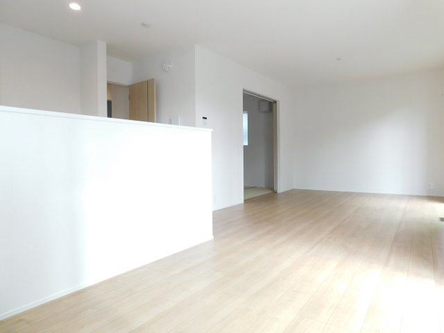 名古屋市中川区下之一色町字松蔭５丁目の新築一戸建の居間・リビング|◇リビング◇　　南面で明るいリビング１７．０帖　リビングや庭の様子が見渡せる対面キッチン♪