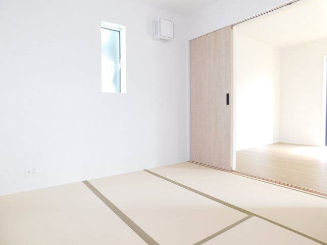 名古屋市中川区下之一色町字松蔭５丁目の新築一戸建の収納|◇和室◇　　明るい和室４．５帖　収納完備！　お子様の遊び場やお昼寝スペースとしても利用できます♪