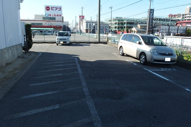 サウスシャトーＯＮＥの駐車場