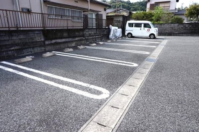 イーグルスKTVの駐車場