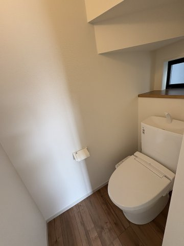 【トイレ】 | 福岡市南区中尾2丁目4期　2号棟（全2棟）【仲介手数料無料・0円】 | 施工例。1階のトイレです。施工例は完成時と異なる場合があります。