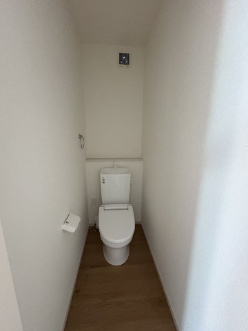 【トイレ】 | 福岡市南区中尾2丁目4期　2号棟（全2棟）【仲介手数料無料・0円】 | 施工例。2階にもトイレです。施工例は完成時と異なる場合があります。