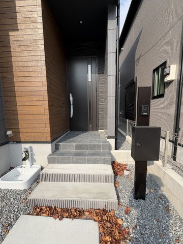 【玄関】 | 福岡市南区中尾2丁目4期　2号棟（全2棟）【仲介手数料無料・0円】 | 施工例。施工例は完成時と異なる場合があります。