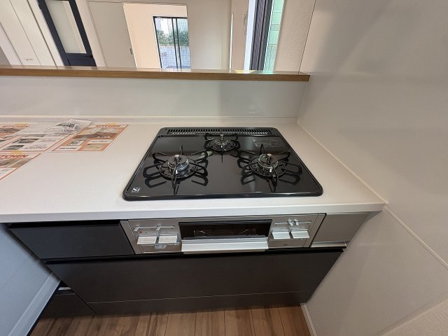 【キッチン】 | 福岡市南区中尾2丁目4期　2号棟（全2棟）【仲介手数料無料・0円】 | 施工例。施工例は完成時と異なる場合があります。
