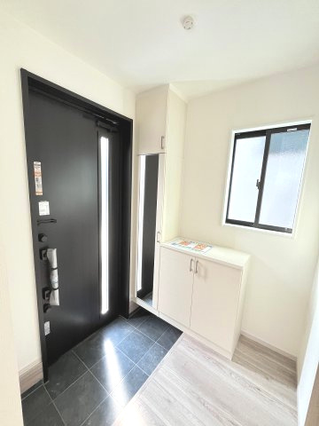 【玄関】 | 福岡市南区中尾2丁目4期　2号棟（全2棟）【仲介手数料無料・0円】 | 施工例。施工例は完成時と異なる場合があります。