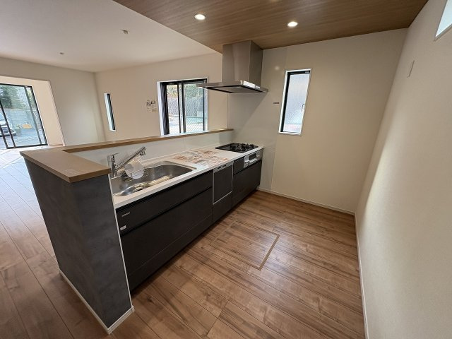 【キッチン】 | 福岡市南区中尾2丁目4期　2号棟（全2棟）【仲介手数料無料・0円】 | 施工例。施工例は完成時と異なる場合があります。