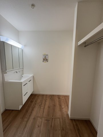 【洗面所】 | 福岡市南区中尾2丁目4期　2号棟（全2棟）【仲介手数料無料・0円】 | 施工例。施工例は完成時と異なる場合があります。