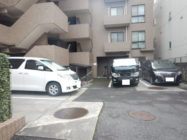 モア・クレスト上池袋の駐車場