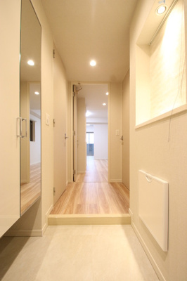 【玄関】 | ウィスタリア レジデンス 博多 | 301玄関、シューズボックス\r\n※写真はモデルルームです。現況優先となります。