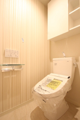 【トイレ】 | ウィスタリア レジデンス 博多 | 301温水洗浄暖房便座\r\n※写真はモデルルームです。現況優先となります。