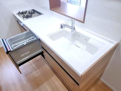 【キッチン】 | 第２三宿ハウス | 清潔感あふれるフルリノベーション済みキッチン。
食洗機付きで家事効率も高く、毎日の料理が快適に楽しめます。