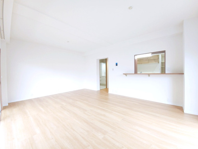 【居間・リビング】 | 第２三宿ハウス | 白を基調とした明るく開放感のあるLDK。
広々とした空間にカウンターキッチンが映え、家族の会話が自然と生まれる、心地よいリビングです。