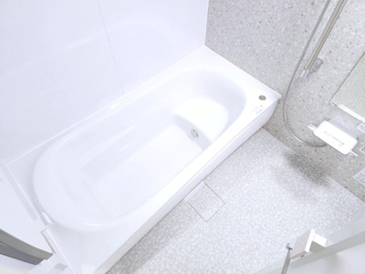 【浴室】 | 第２三宿ハウス | 清潔感のあるバスルームで、一日の疲れをゆったりリセット。
追い焚き機能付きで、家族それぞれの入浴時間にも柔軟に対応します。