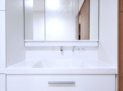 【洗面所】 | 第２三宿ハウス | ホテルライクな独立洗面化粧台。
三面鏡と広いボウルで、朝の身支度もすっきり快適です。