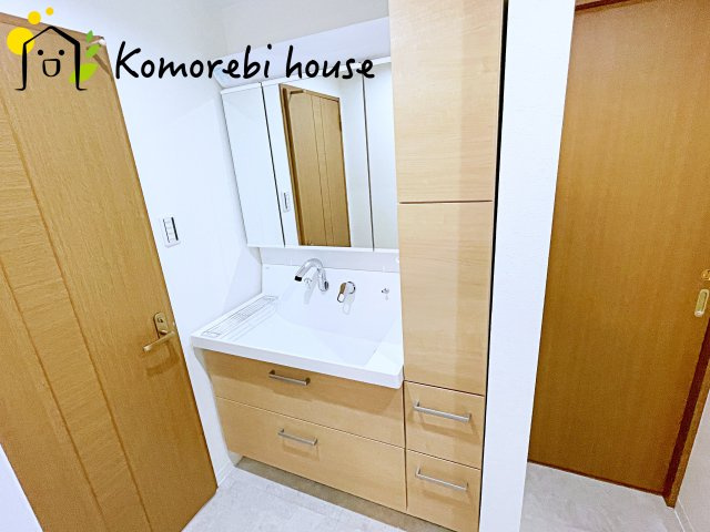 ルネ・グランテラスの独立洗面台|独立洗面台、小物を置くことができて便利です