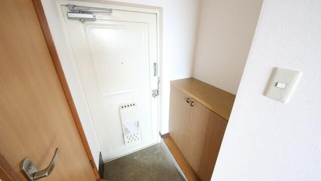 山十マンションの玄関