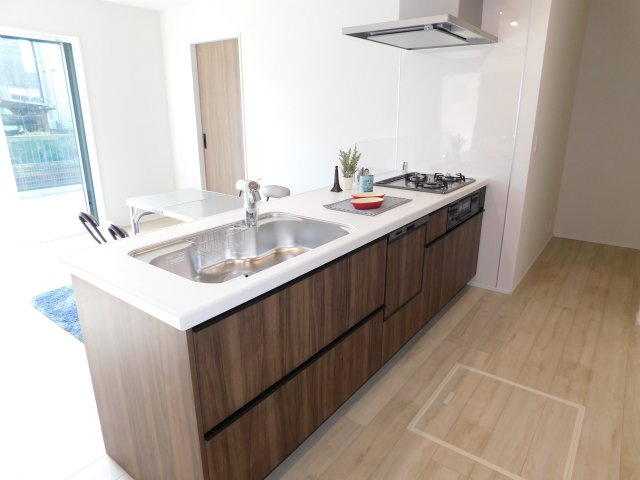 名古屋市中川区江松５丁目の新築一戸建のキッチン|◇キッチン◇　　人気の対面式・食洗機・人造大理石カウンター・浄水機能付水栓・静音仕様シンク・Ｓｉセンサーコンロ（３口）・薄型換気扇・床下収納庫・パントリー