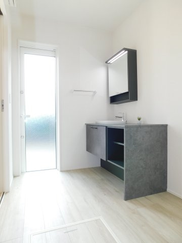 名古屋市中川区江松５丁目の新築一戸建の独立洗面台|◇洗面所◇　　オシャレな洗面台♪　洗面室には勝手口付きで庭へ出入りできます！