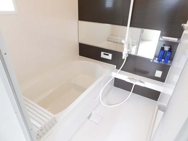 名古屋市中川区江松５丁目の新築一戸建の浴室|◇浴室◇　　広い１坪サイズ・浴室暖房乾燥機・追い焚き・保温浴槽・ゆったり浴槽・スライドバーシャワー・オートバス・バリアフリーバス・浴室窓あり