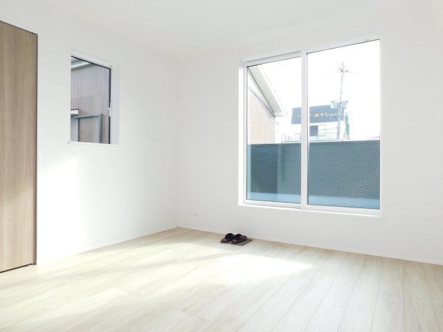 名古屋市中川区江松５丁目の新築一戸建の洋室|◇洋室◇　　南面で明るい洋室７．５帖　全居室収納完備！　バルコニー付き♪