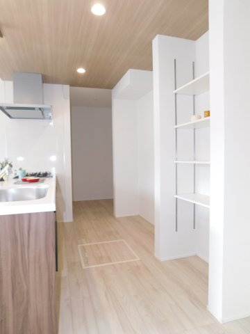 名古屋市中川区江松５丁目の新築一戸建の収納|◇キッチン収納◇　　食料品や日用品などがストックできるパントリーや食器や調理器具などが置ける可動棚のシェルフ完備♪
