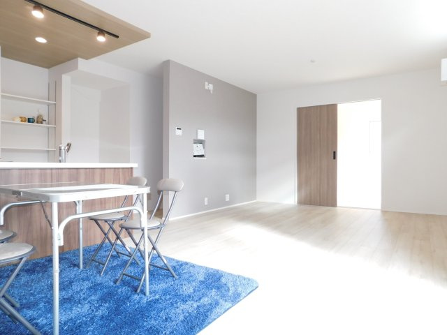 名古屋市中川区江松５丁目の新築一戸建の居間・リビング|◇リビング◇　　南面で明るいリビング１８．０帖　隣の和室と続き間で２２．５帖の広々空間になります♪