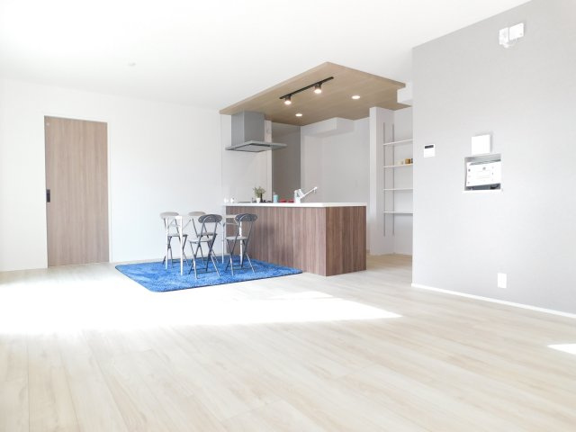 名古屋市中川区江松５丁目の新築一戸建の居間・リビング|◇リビング◇　　南面で明るいリビング１８．０帖　キッチンにはパントリーとシェルフ完備で抜群の収納性能♪