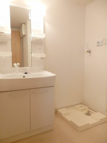 セレーノ　Ｈの洗面所|ゆったりとスペースのある洗面所