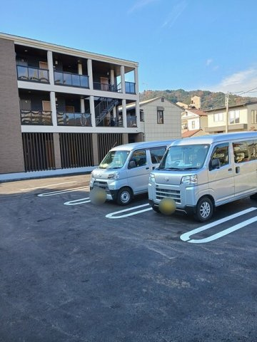 パラジソ大町の駐車場|車をお持ちの方に嬉しい駐車場付きの物件です