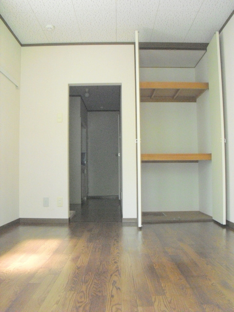 ヴィラ・パルケの居間・リビング|すっきりとしたクッションフロアの洋室６帖