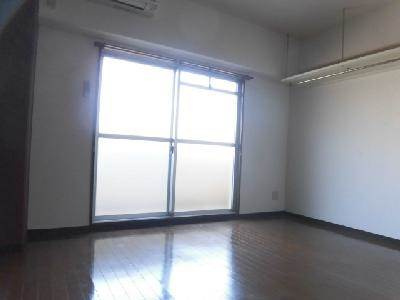 アール四条大宮（旧：キャトルセゾン）の居間・リビング