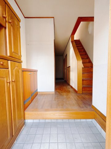 【中古戸建】前橋市前箱田町の玄関|■玄関｜毎日の「いってらっしゃい」や「お帰りなさい」を大切なご家族と過ごす玄関は〈使いやすさ〉を追求しております。玄関横の物入は急な来客時でもさっとお片付けできるスペースを確保しています。