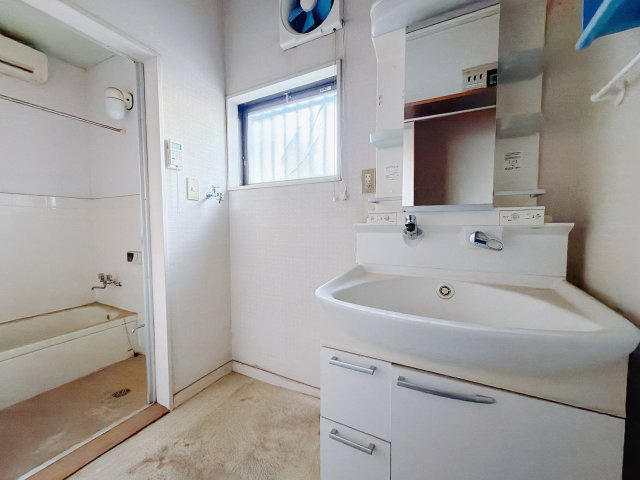 【中古戸建】前橋市前箱田町の独立洗面台|■洗面室｜ゆとりのある洗面脱衣室ではお子様と並んで歯磨きもできるので一緒に成長を楽しめます♪ひろびろとした洗面室で、朝の準備も楽しくなります☆.*