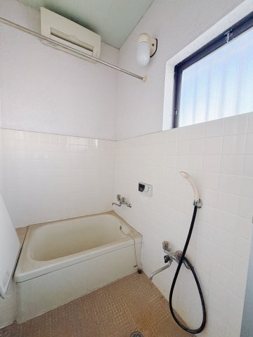 【中古戸建】前橋市前箱田町の浴室|■浴室｜デザイン性に優れた浴室♪1日の疲れを癒す、ゆったりとしたバスタイムをぜひお過ごしください(*＾＾*)大きな窓付きで嬉しい♪