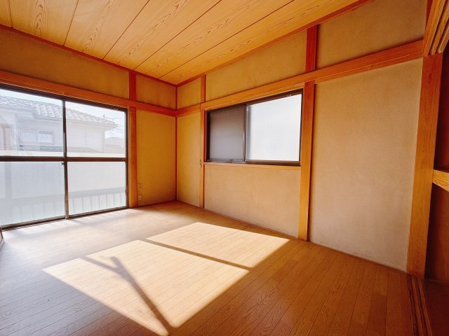 【中古戸建】前橋市前箱田町の洋室|■2階洋室｜ナチュラルカラーの床です。模様替えなどとても楽しく工夫できます♪陽当たり、風通しもとても良いので毎日快適な生活スタートです！子供部屋にも良いですね♪