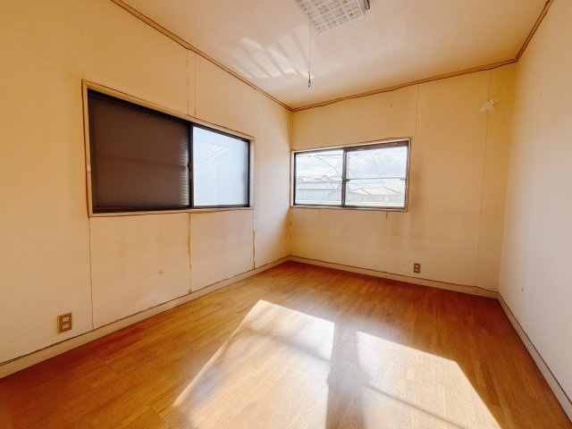 【中古戸建】前橋市前箱田町の洋室|■2階洋室｜2面採光で明るい2階の洋室。全部屋フローリングなので、お掃除がしやすいです♪大きな収納もあって嬉しい！
