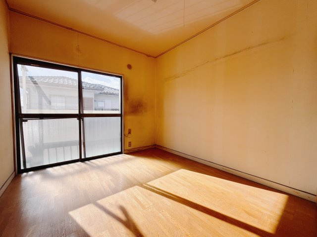 【中古戸建】前橋市前箱田町の洋室|■2階洋室｜2階洋室には大きな窓をご用意しています。日中はあたたかな日差し差し込み自分時間も充実できますね＾＾