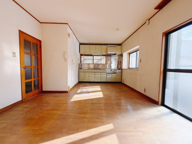 【中古戸建】前橋市前箱田町の居間・リビング|■リビング｜落ち着きのある表情を見せるリビングダイニング。太陽の光がたっぷり差し込むリビングは、自然とご家族が集まる居心地の良い空間です。