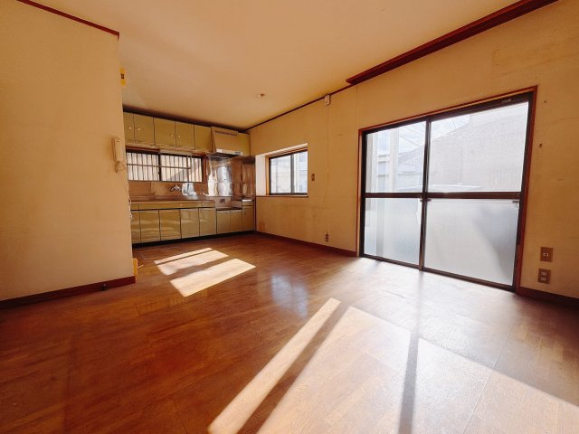 【中古戸建】前橋市前箱田町の居間・リビング|■リビング｜大きい窓からあたたかいたっぷりの光が入ります♪開放的な空間で毎日をもっと快適に(*＾＾*)